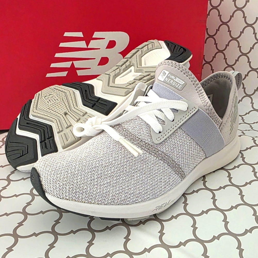 New Balance Women's SZ 5 NIB